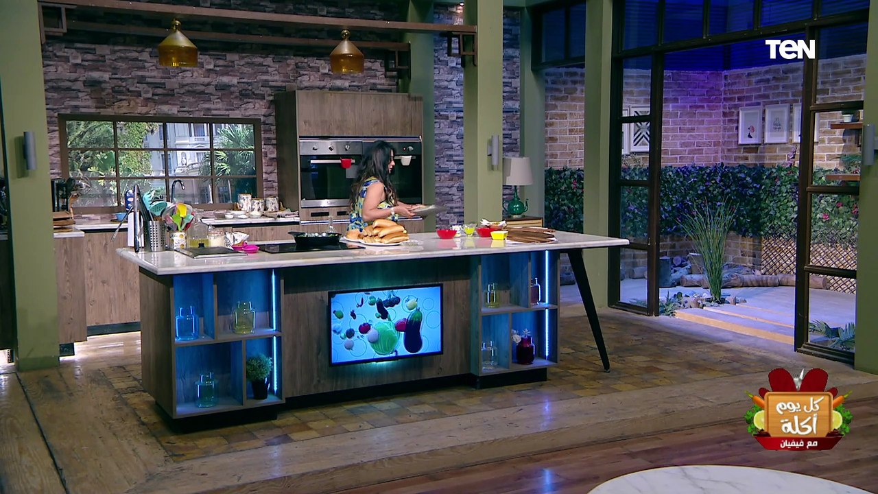 طريقة عمل شاورما المفروم وطريقة عمل بطاطس ودجز بصوص الجبن مع الشيف فيفيان فريد | كل يوم أكلة