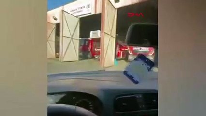 Otomobiliyle seyir halindeyken ses duydu, motor kısmını açınca gözlerine inanamadı