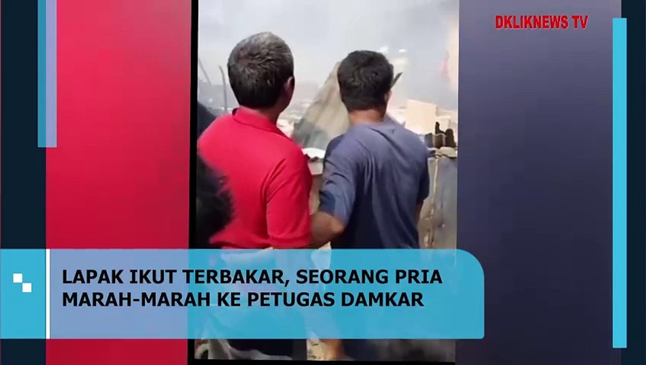 LAPAK IKUT TERBAKAR, SEORANG PRIA MARAH-MARAH KE PETUGAS DAMKAR