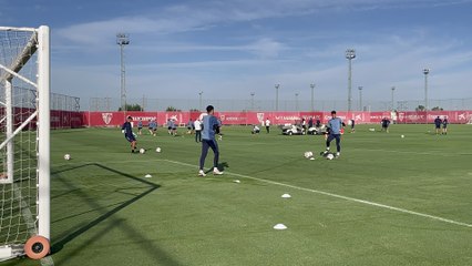 El Sevilla entrena con siete jugadores del primer equipo