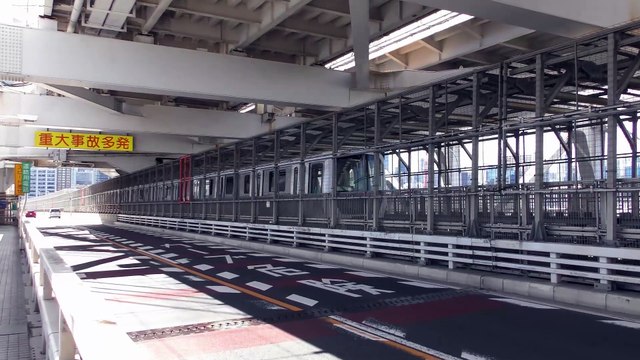 レインボーブリッジを走るゆりかもめ7300系