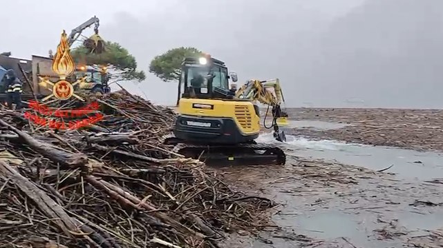 Torbole, tronchi e detriti trattenuti dalle reti vengono rimossi dai vigili del fuoco