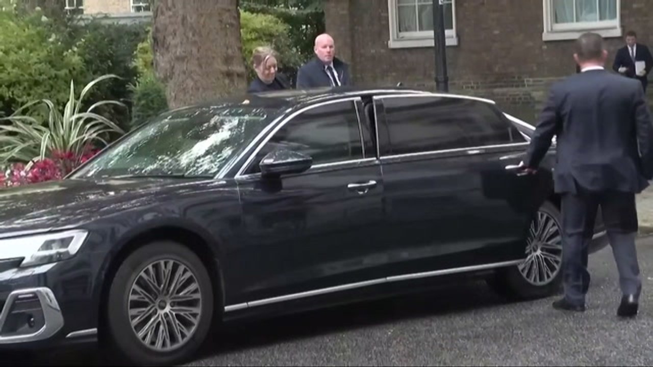 Starmer hugs Zelensky outside No10 as pair hold Ukraine war talks