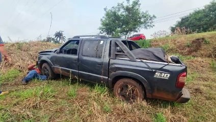 Caminhonete S10 tomba em barranco na Avenida das Torres