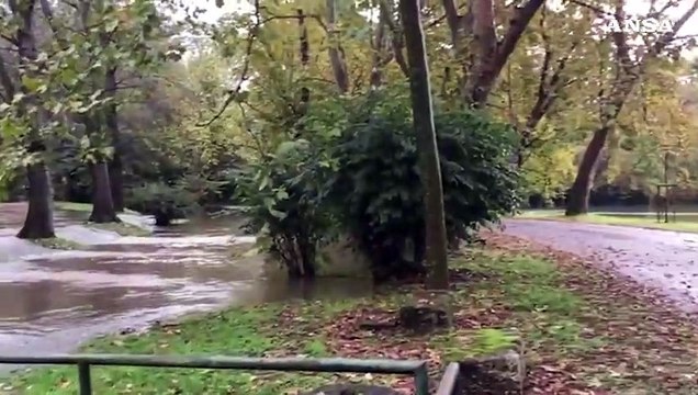 Maltempo, a Milano esonda il fiume Lambro: allagato il parco