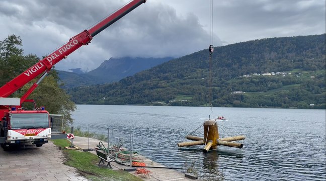 Il recupero degli ossigenatori dal fondale del lago di Caldonazzo: lavoravano da 40 anni