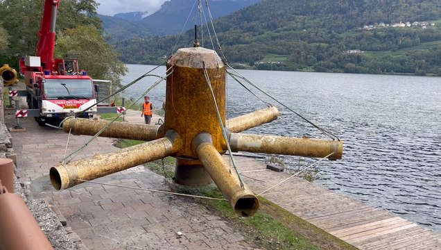 Il recupero degli ossigenatori dal fondale del lago di Caldonazzo: lavoravano da 40 anni
