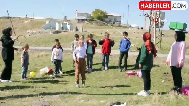 Bulanık'ta Üniversite Öğrencileri Köy Okulunu Boyadı