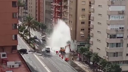 La espectacular rotura de una tubería que ha dejado sin agua a más de 150 personas en Valencia
