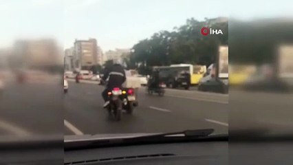 Yolun ortasında ilginç görüntüler: Benzini bitince bunu yaptı!