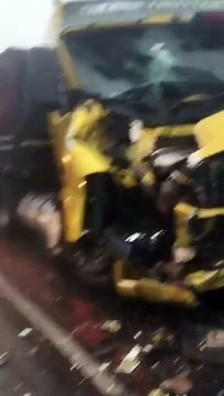 Caminhoneiro morre e oito pessoas ficam feridas em acidente que envolveu 12 veículos na BR-277