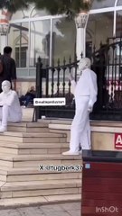 Skandalın böylesi! Bu cesareti nereden buluyorlar? Cami önünde satanist eylemler...