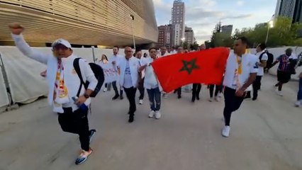 Descargar video: Una peña madridista lleva hasta el Bernabéu el mapa de Marruecos con el Sáhara Occidental