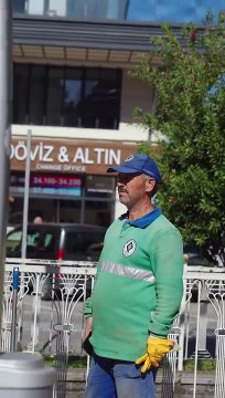 Temizlik Personeline Dev Ekranda Doğum Günü Sürprizi: İzleyenleri Duygulandırdı