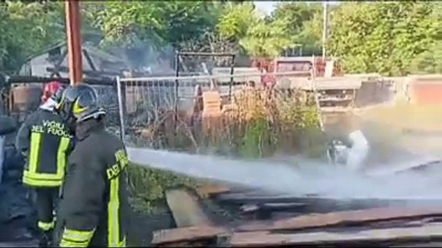 Rimessa di materiali edili distrutta dalle fiamme