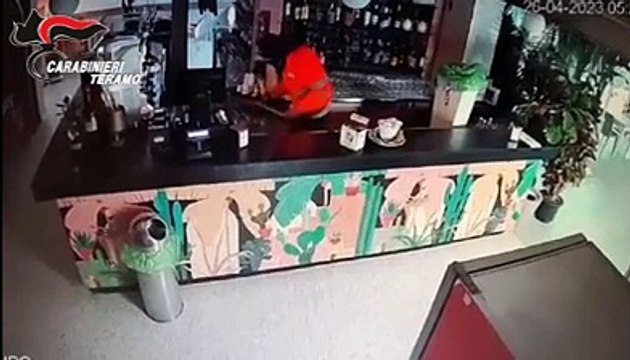 Nelle case, nei negozi, nei bar: ecco il ladro seriale in azione ripreso dalle telecamere