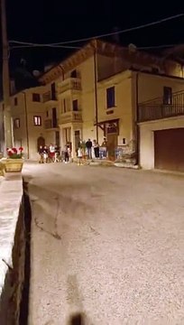 Ma quanto ? bella l'orsa Amarena con i suoi cuccioli! E tutti si scansano e le fanno strada, l'esempio a San Sebastiano dei Marsi