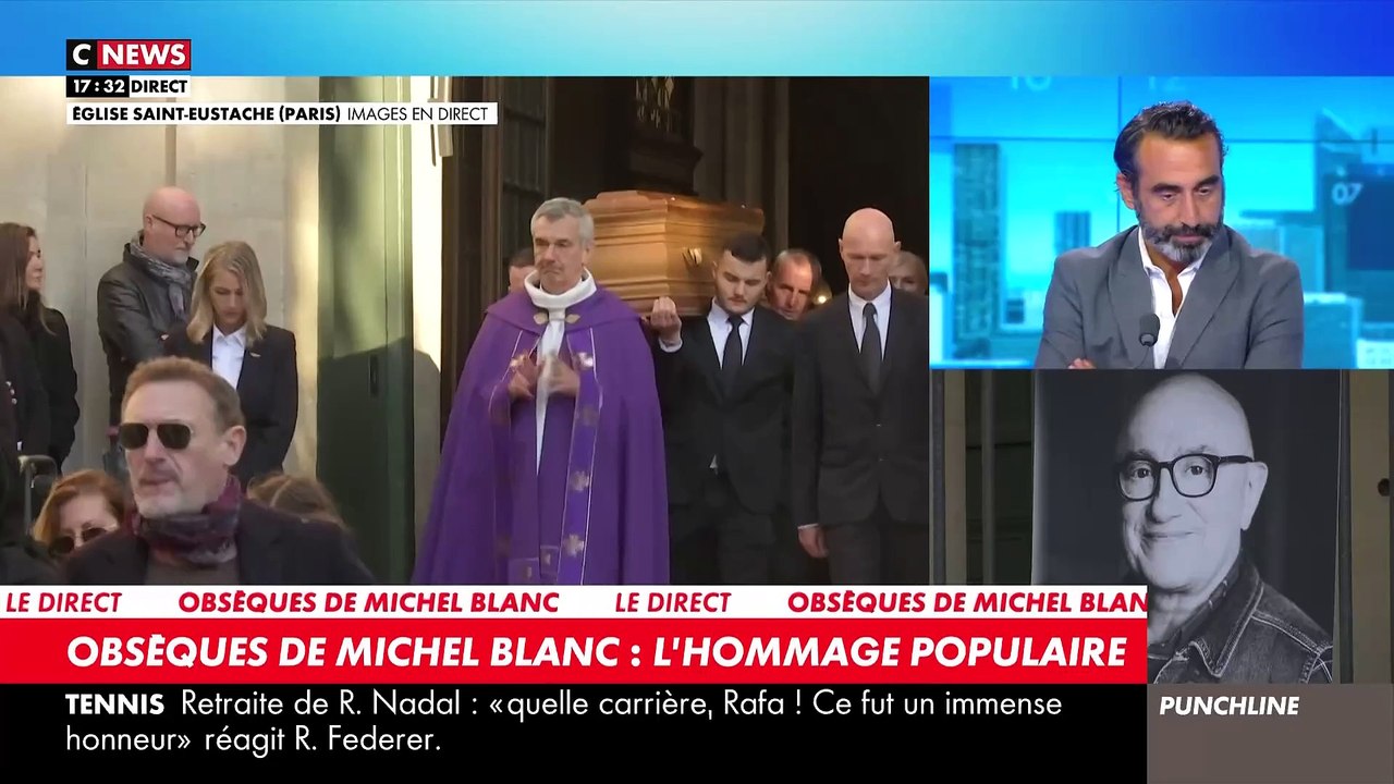 Obsèques de Michel Blanc: Regardez le moment très fort en émotion lorsque le cercueil de l'acteur est sorti de l'église sous les applaudissements de la foule présente - VIDEO