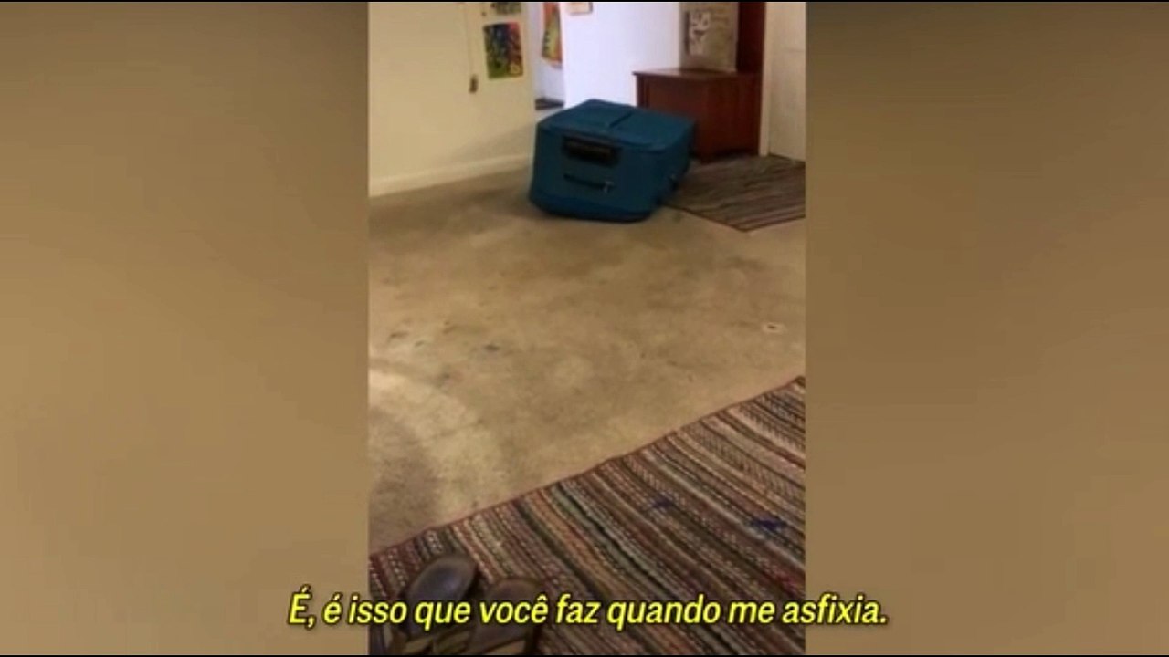 Mulher grava vídeo e ri enquanto o namorado morre sufocad0 dentro de mala