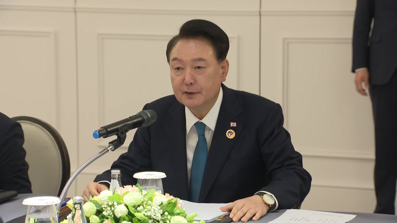 한일 정상 "셔틀외교 포함한 활발한 소통으로 한일관계 발전 도모" / YTN