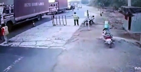 Cámara capta cuando vaya impacta a trabajador vial