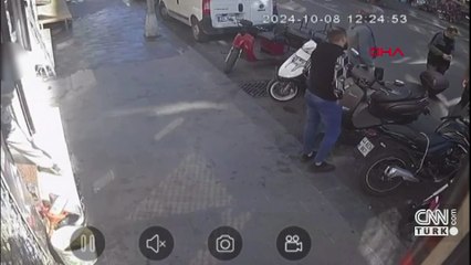 Kucağında bebeğiyle hırsızlık yaptı… Kameralara yakalandı