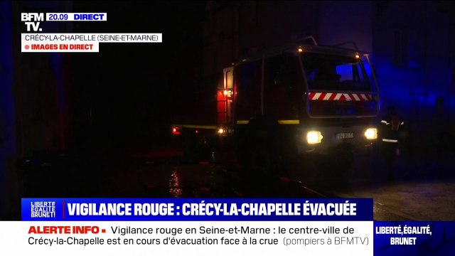 Crécy-La-Chapelle: un bateau déployé par les sapeurs-pompiers pour s'assurer de l'évacuation du centre-ville
