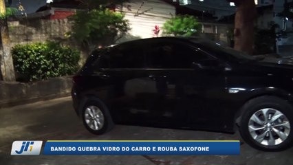 Bandido quebra vidro do carro e rouba saxofone