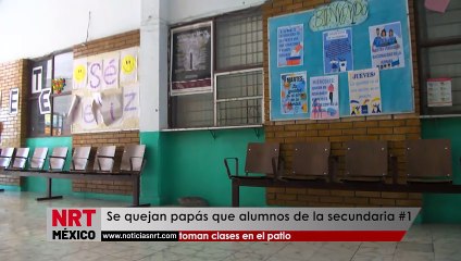 Se quejan papás que alumnos de la secundaria #1 toman clases en el patio