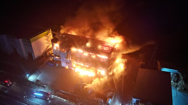 Tekirdağ'da kozmetik fabrikasında çıkan yangına müdahale edildi