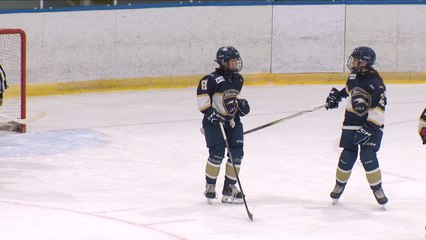 Deux jeunes hockeyeuses se démarquent parmi les garçons