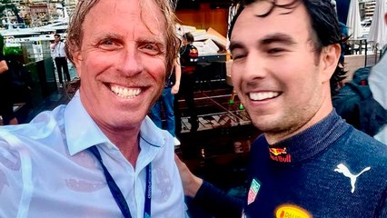 Checo Pérez trolea a periodista que tras pedirle una foto: "No, tú ya tienes muchas"