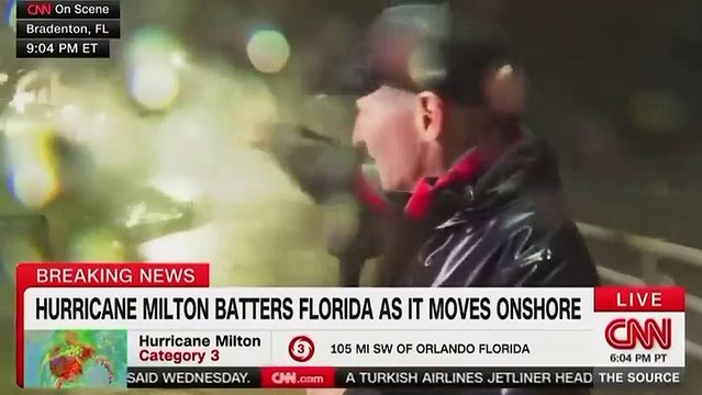 Ouragan Milton : Le journaliste vedette de CNN, Anderson Cooper, reçoit des débris en plein visage alors qu'il est en direct depuis le bord de l’eau à Bradenton, au nord de Sarasota en Floride