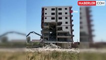 Hatay'da 8 Katlı Bina Kontrollü Olarak Yıkıldı