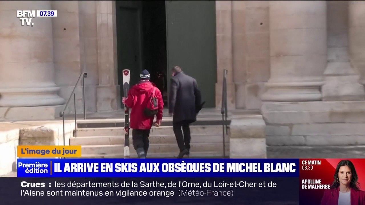 Pour rendre un dernier hommage à Michel Blanc, un homme arrive avec ses skis aux obsèques de l'acteur