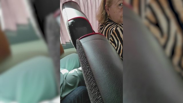 La graciosa discusión entre unas señoras por las cortinas de un autobús para que no entre el sol