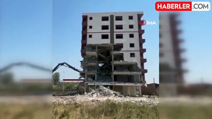 Hatay'da 8 Katlı Bina Kontrollü Olarak Yıkıldı