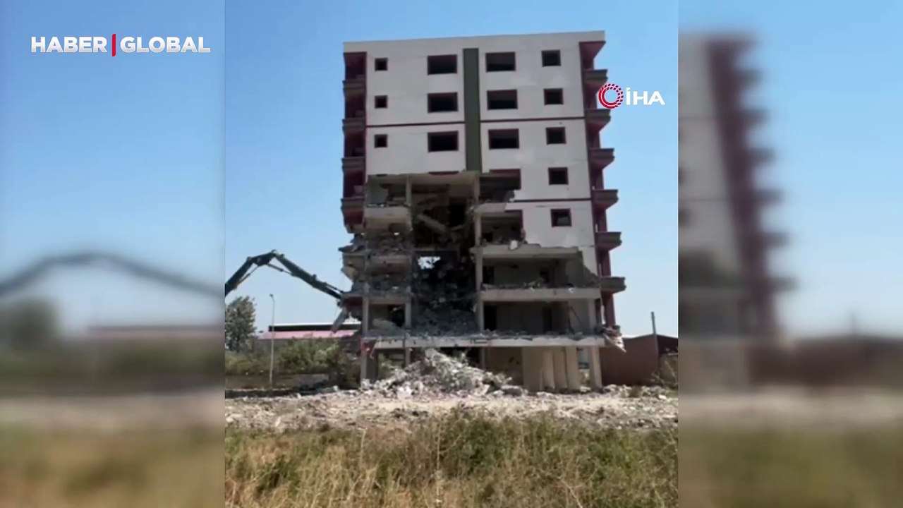 8 katlı bina tek bir darbeyle yerle bir oldu