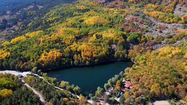 Sonbahar renkleriyle göz kamaştıran Karagöl Tabiat Parkı