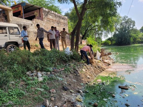 100 किलो नमकीन, 50 किलो मूंगफली,100 किलो बेशन नष्ट करवाया