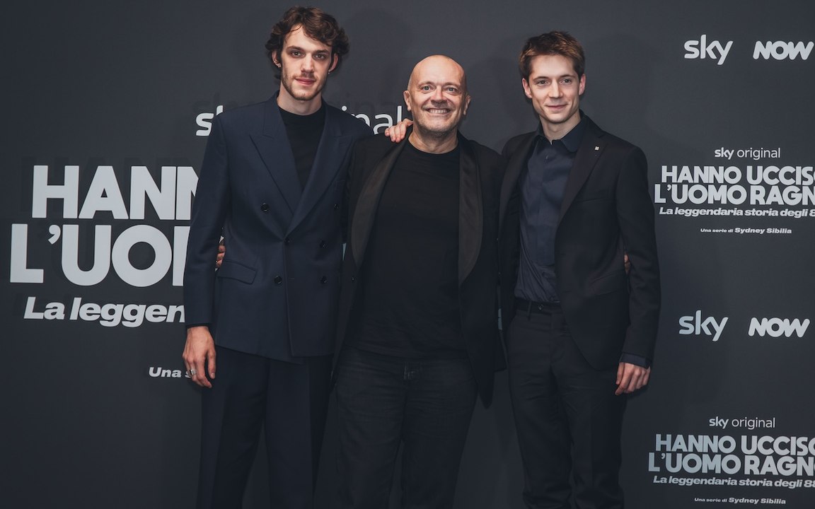 L'incredibile storia degli 883 merita una serie: perché vedere, da oggi, "Hanno ucciso l'uomo ragno”