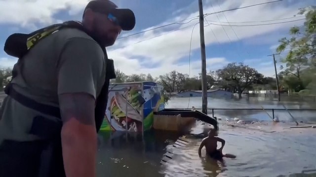 Los servicios de emergencia rescatan a un niño de 14 años flotando encima de una valla tras el paso del huracán Milton por Florida