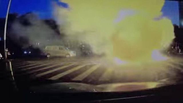 Çin’de elektrikli scooter patladı: Patlama anı araç kamerasına yansıdı