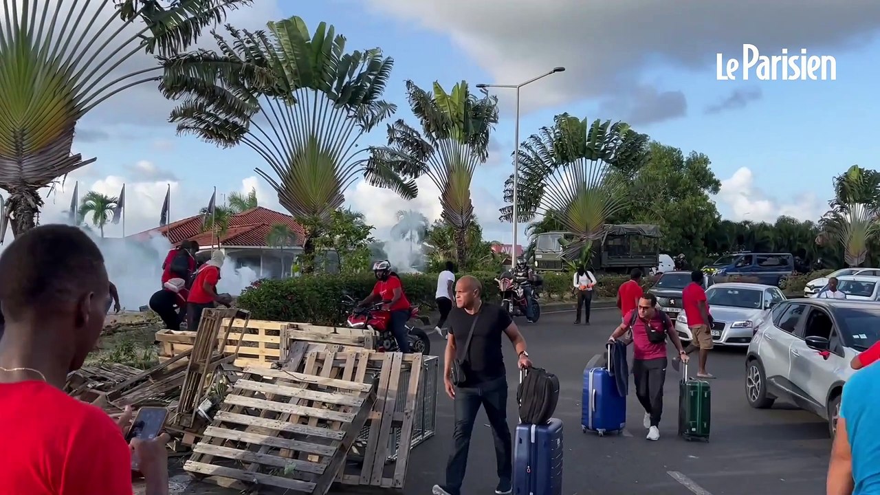 Violences en Martinique : l’aéroport fermé, plus de 1000 passagers déroutés en Guadeloupe