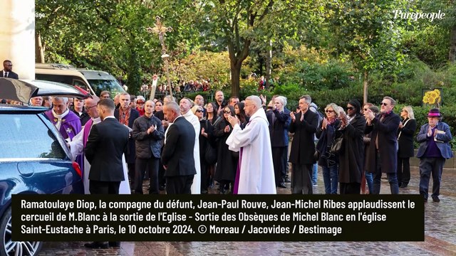 La compagne de Michel Blanc, Ramatoulaye Diop, accrochée à cet acteur, profond soutien lors des adieux