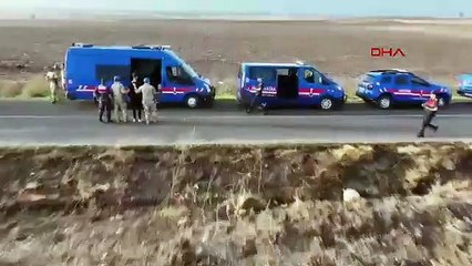 Jandarmadan kaçan göçmenler tarlada yakalandı