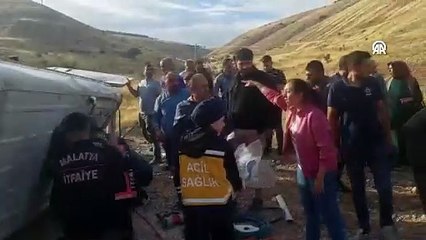 Malatya'da yolcu minibüsü devrildi: 17 yaralı