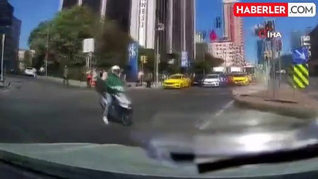 Beşiktaş'ta Motosiklet ve Otomobil Kafa Kafaya Çarpıştı