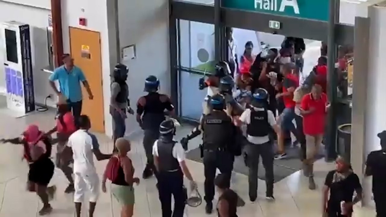 En Martinique, l'aéroport envahi par des manifestants contre la vie chère