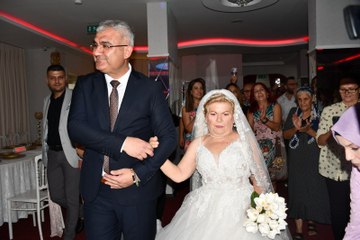 83 yaşındaki kadının gelinlik giyme hayali, temsili düğünle gerçekleştirildi